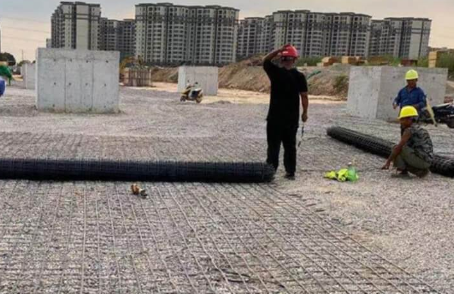 黟县土工格栅铺设前地基要怎么处理?